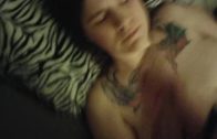 Demi-soeur joue avec son anus et a une orgasme jaillissante. Porno